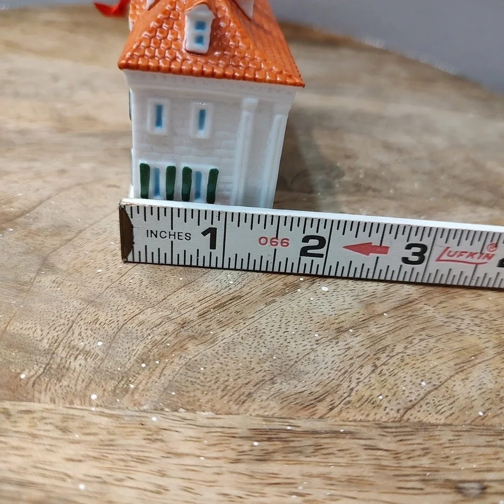 Martha's Vineyard Porcelain‎ House Ornament  2007 Coastal Village Scene